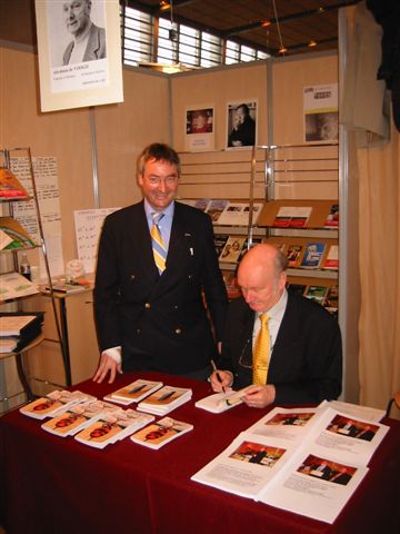 Le stand du GEM au Salon du livre de Paris en 2004, avec Roland Nol et Abraham De Voogd.